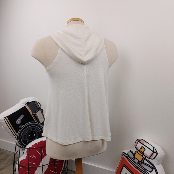 HOLLISTER | Sleeveless Crowl Neck Top - Picture 5 of 7